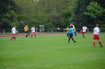 Peter Mathea versucht es aus der Distanz.