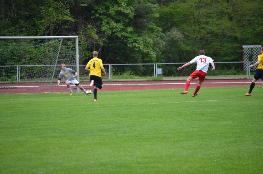 Schuss ins Glück: Spielertrainer Harms trifft zum 1:0.