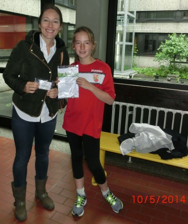 Hanna bekommt ihr Sportabzeichen 2013 und ihre Mutter Vanessa ihr Laufabzeichen für 2013.