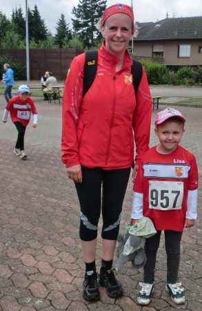 Bambiniläuferin Lisa Haase mit ihrer Mutter Gabriele, die im 5 km-Lauf Platz 2 in iherer AK belegen konnte. Im Hintergrund schleicht sich ihr Bruder Erik an. 