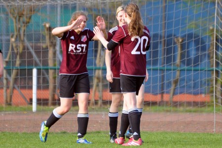 Quelle: Fotowelt Frauenfußball - Facebook https://www.facebook.com/pages/Fotowelt-Frauenfu%C3%9Fball/356351671197459?fref=ts