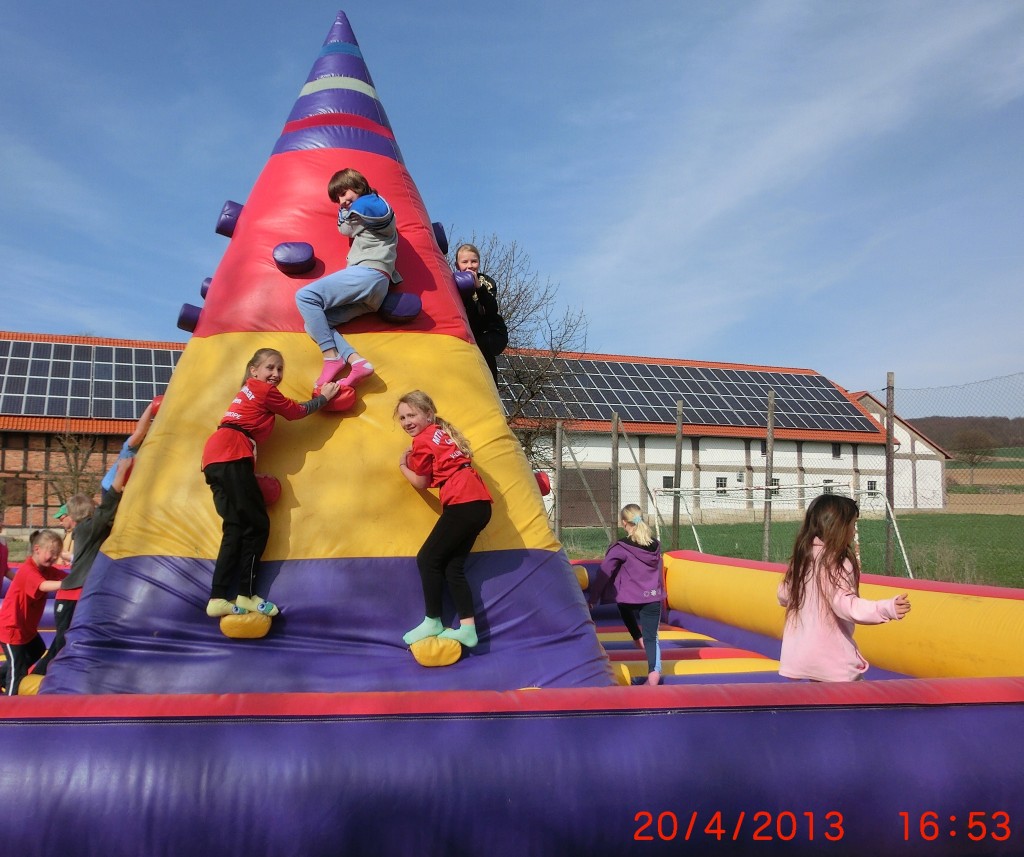 Aufwärmen auf der Hüpfburg ist immer gut.