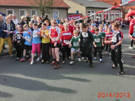 Leonie, Juliana, Merle, Lea, Anna & Carsten beim 1500 m - Start.