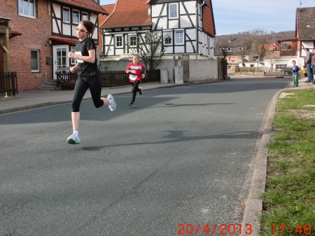 Leonie hat im Ziel nur eine einzige Sekunde Rückstand hinter einer vier Jahre älteren Läuferin.