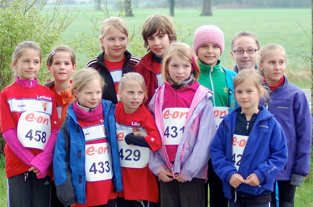 Unsere jungen Läuferinnen vor dem Start (die Läuferin mit Brille hat sich in unsere Reihen eingemogelt).