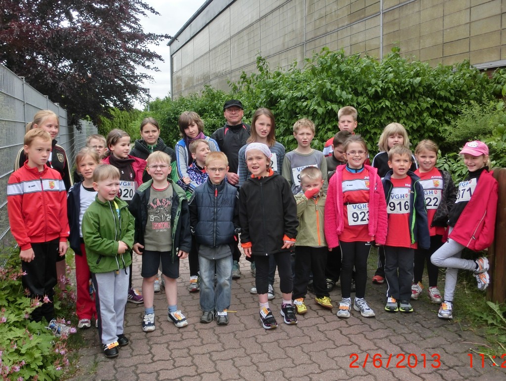 Alle jungen Läuferinnen und Läufer des MTV Rethmar kurz vor dem Start des 600 m - Laufes.