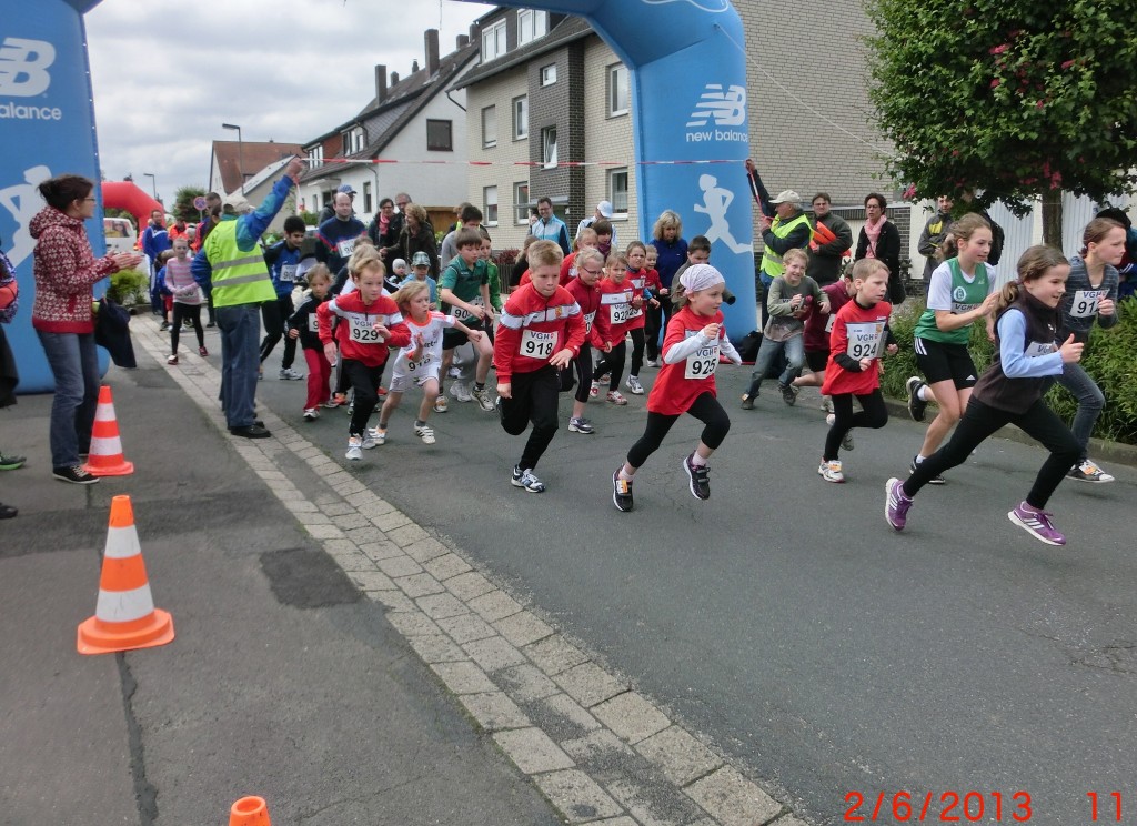 Start der 1200 Meter - Läuferinnen und Läufer