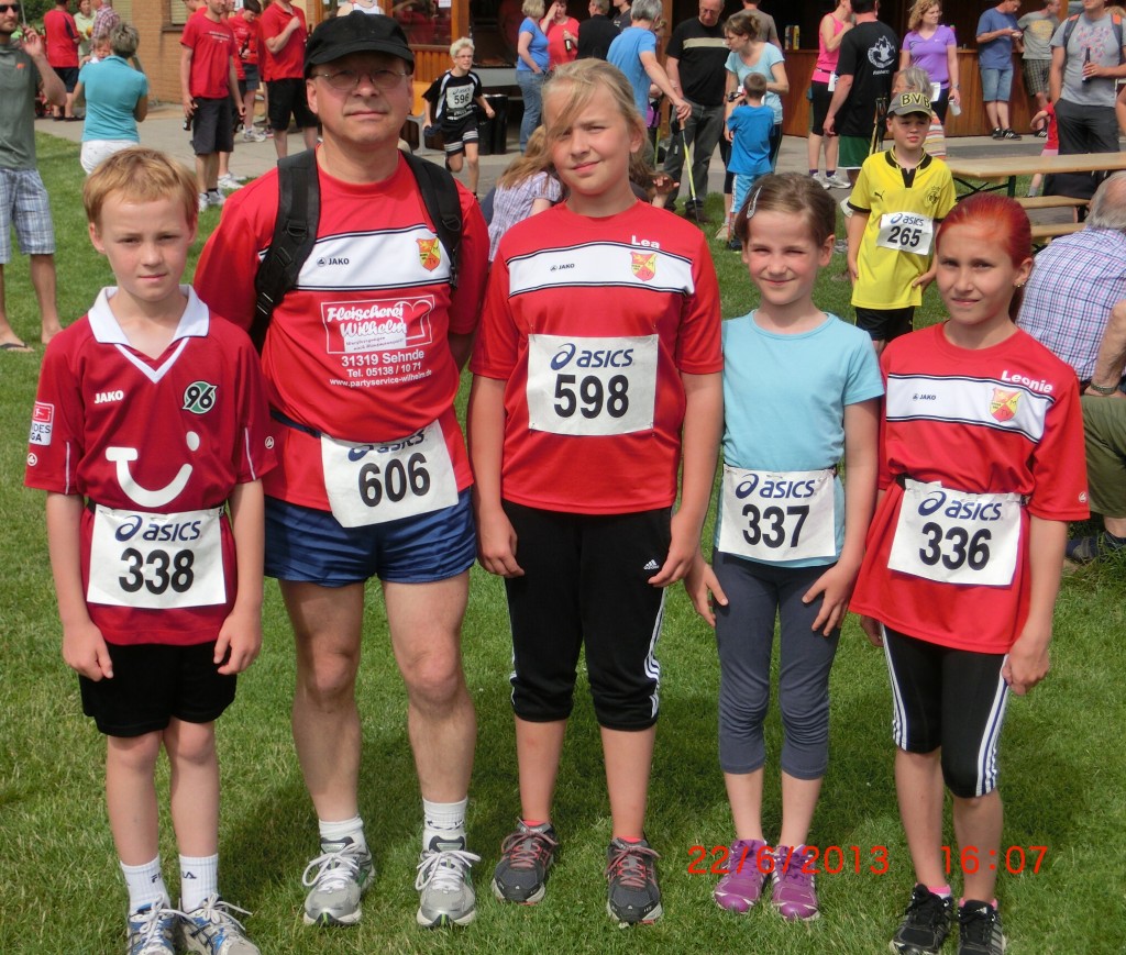 v.l.: Kilian, Peter, Lea. Charlotte & Leonie kurz vor dem 1000 m - Start.