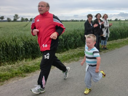 Leon, in Begleitung von Peter, hat nur noch ein paar Meter bis zum Ziel.