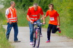 Streckenposten Karsten Schüttke aus Hohenassel und "Vorfahrer" Marco wissen genau, was sie tun.