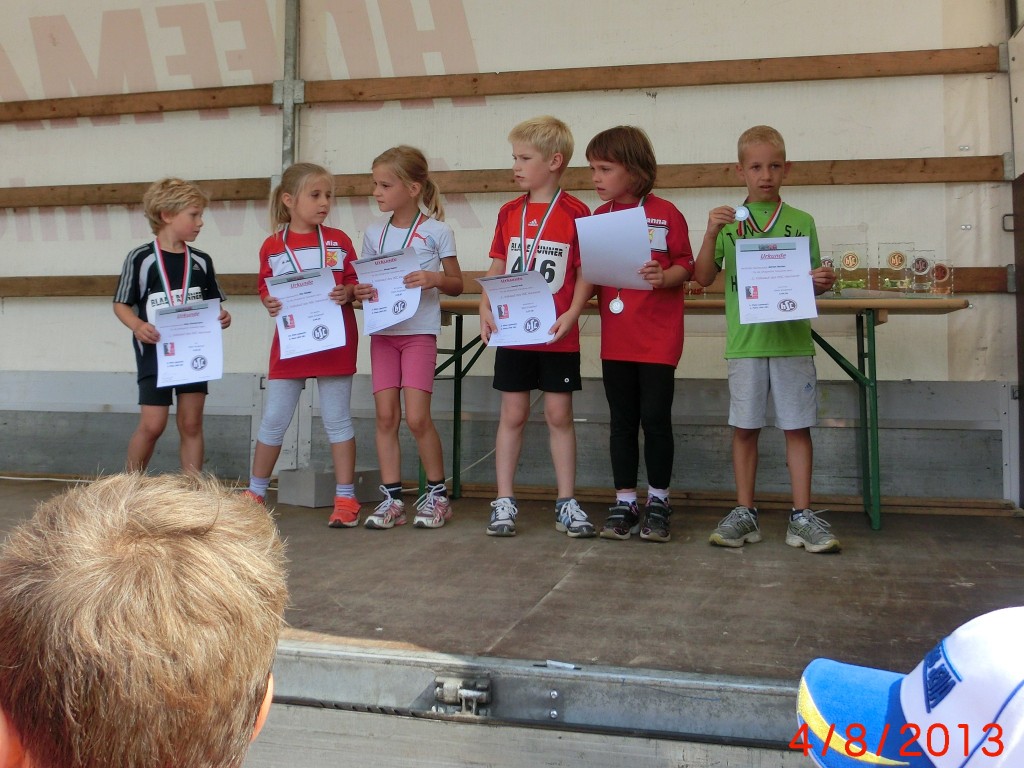 Siegerehrung des 500 m - Laufes. Dreifacher Erfolg für den MTV. Johanna, Singa & Mia belegen die Plätze 1, 2 und 3. -