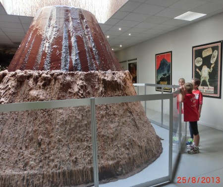 Unsere drei Biathletinnen vor dem Schoko-Vulkan im Schokoladenmuseum.