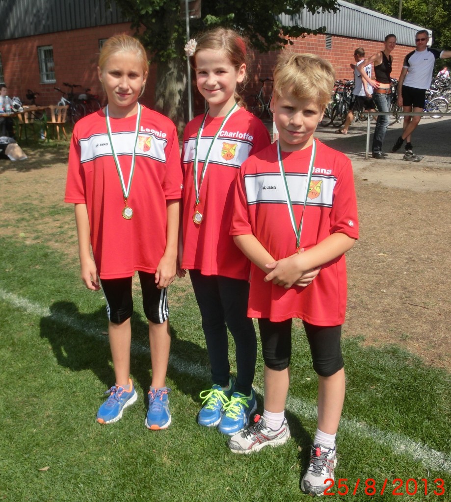 Platz 3  - - Leonie, Charlotte & Jana mit ihrer ersten Biathlon - Medaille.  