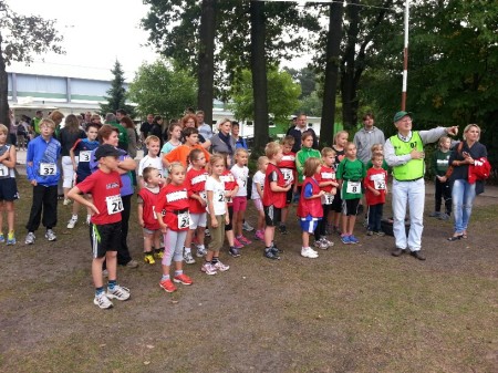 Herr Walter vom SV Heesssel zeigt den Kindern die Laufstrecke.