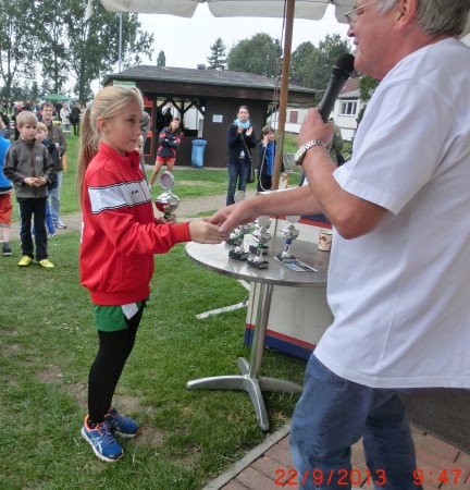 Leonie bekommt den Siegerpokal.