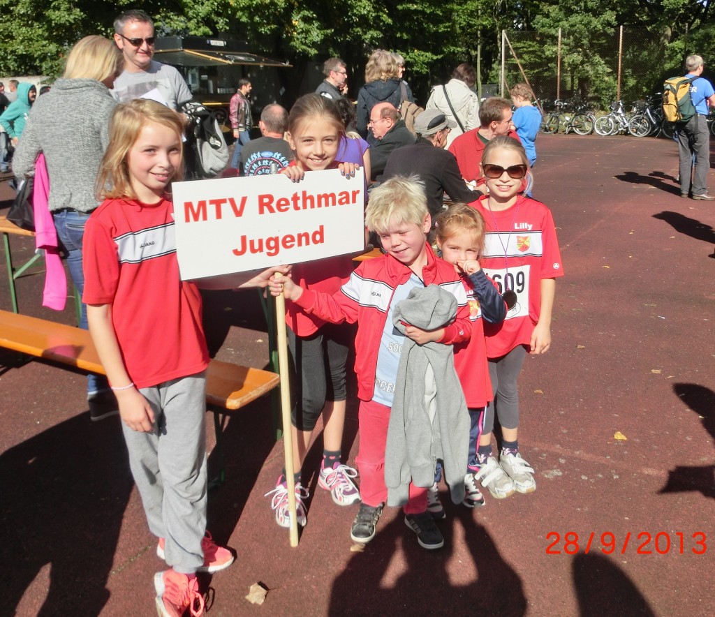 Die jungen MTV - Läufer in Vinnhorst - Lilly mit cooler Sonnenbrille genießt die Herbstsonne.