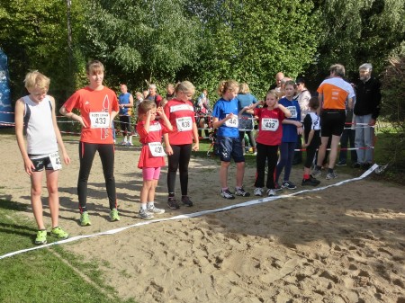 Juliana & Lea warten auf ihren Start über die 2500 m. Juliana läuft zum ersten mal soweit !!