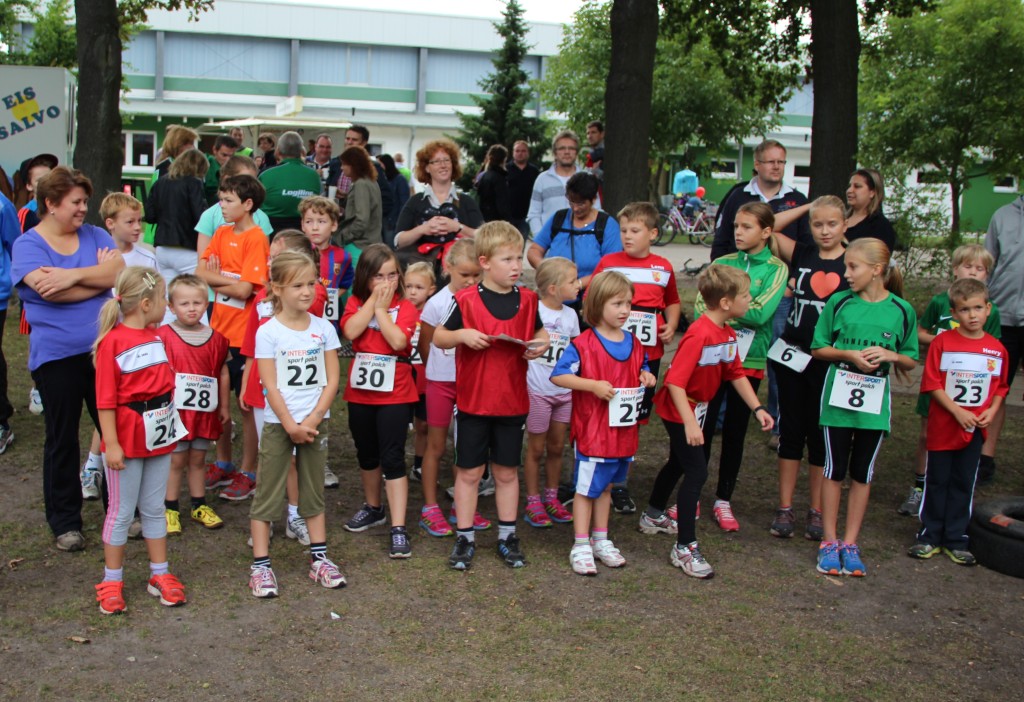 Die ungen Läuferinnen und Läufer des MTV Rethmar vor dem Start in Heessel.