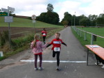 Jana kommt ins Ziel.