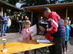 Tomke bekommt ihre Medaille & Urkunde