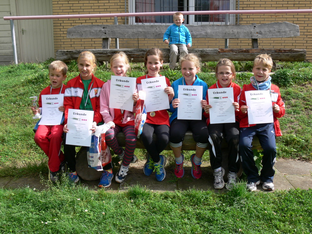 Alle MTV-er mit ihrer Medaille und Urkunde & Henry mit seinem Siegerpokal.