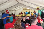 Zelt ist voll - Kuchenpause