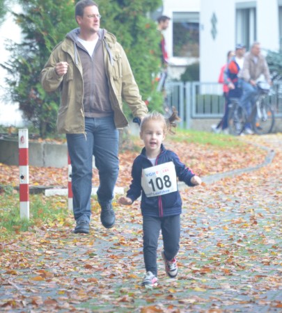 Unsere jüngste Läuferin AnaAurelia läuft fröhlich Richtung Ziel.