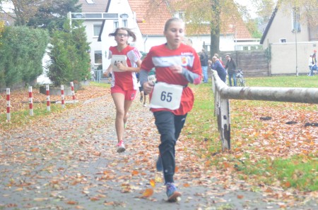 Leonie führt ca. 100 m vor dem Ziel die Mädchenwertung an.
