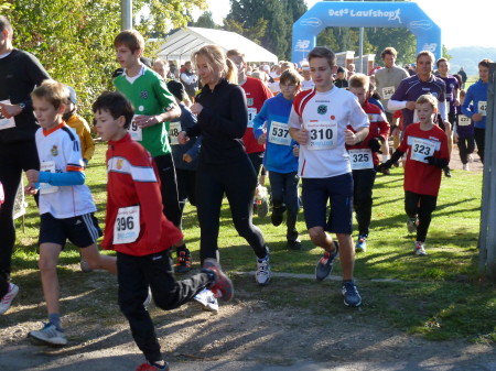 Der Start des 3600 m - Laufes. V.l.: Hannes, Niklas & Kilian (rote Trikots).