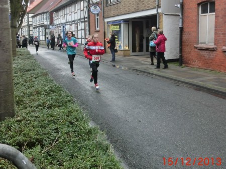 Leonie hat noch eine halbe Runde beim Kinderlauf vor sich