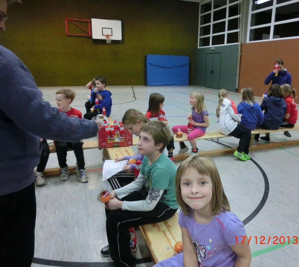 Das letzte Kindertraining für 2013 ist vorbei. Alle Kinder haben noch eine Überraschung bekommen.
