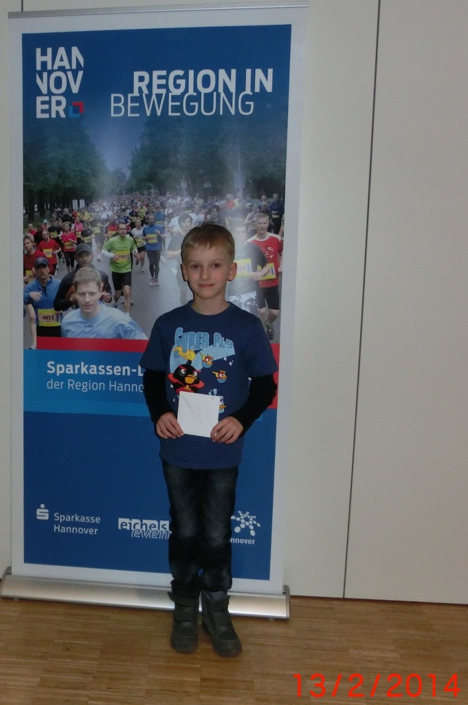 Lukas mit seinem Preis bei der Preisverleihung im Haus der Region in Hannover.