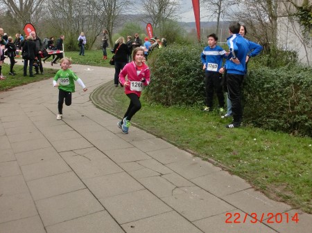 Charlotte ist gleich im Ziel.