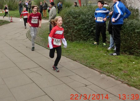 Eins, Zwei, Drei - Tomke, Anna und Jakob kommen gleich hinter einander ins Ziel.