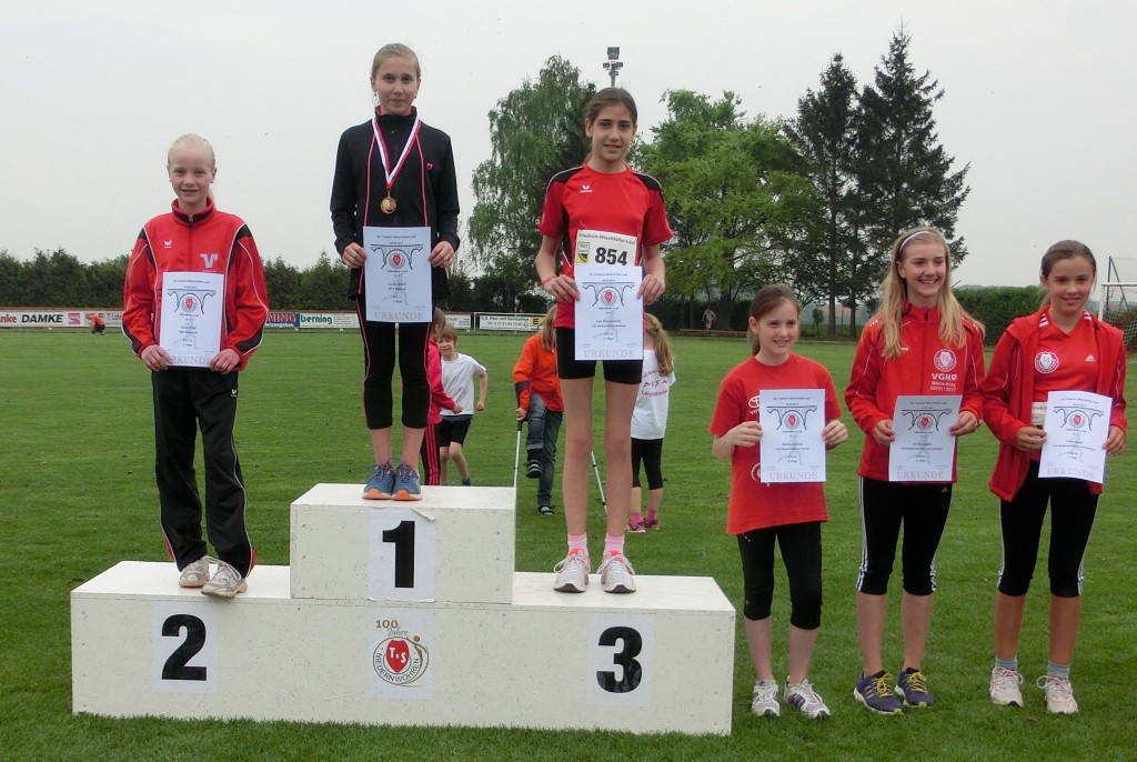 Leonie strahlt vom obersten Treppchen.