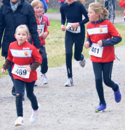 Greta mit ihren ramponierten Knien - Begleitet von ihrer Schwester Hannah.
