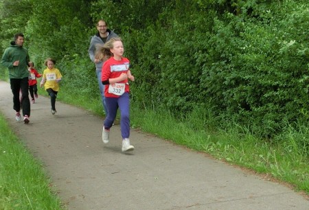 Laura kurz vor dem Ziel. Sie landest auf Platz 2. in ihrer Altersklasse (AK).