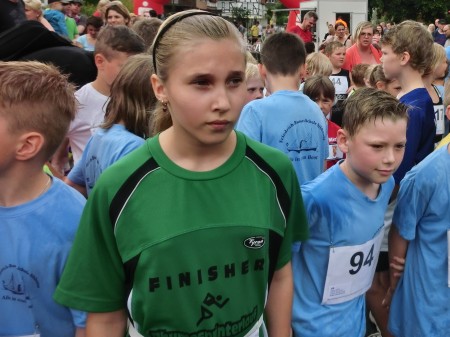 Leonie wartet gspannt auf den Start des 1500 m - Laufes.