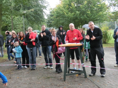 Da die Laufstrecke 800 m lang ist, nutzt Erich gleich die Gelegenheit, um noch einigen Kindern die Laufzeiten für das Sportabzeichen abzunehmen.