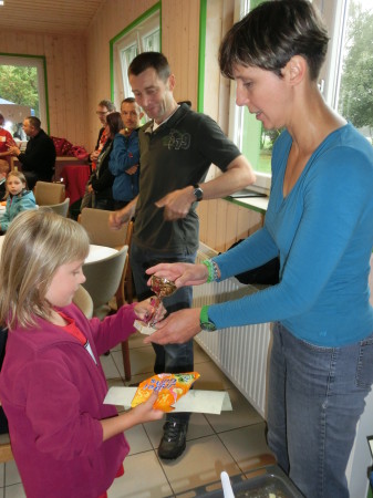 Johanna gewinnt ihre Altersklasse und bekommt dafür sogar einen Pokal.