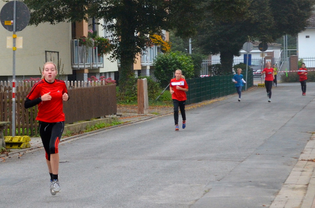 Marit & Leonie kurz vor dem Ziel. Im Hintergrund kommt auch schon Hannes, der auch noch den vor ihn laufenden Jungen überholt.