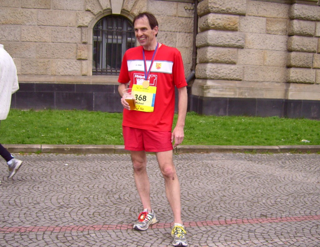 MTV Läufer Michael Jäkel (hier Archivfoto vom Hannover-Marathon 2012) schwimmt-fährt-läuft am Maschsee einen Triatlon.