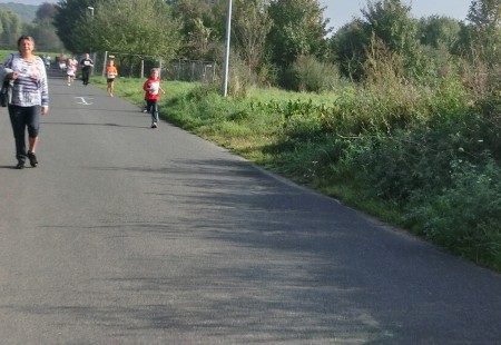 Henry hat noch etwa 200 Meter bis ins  Ziel auf dem Sportplatz.