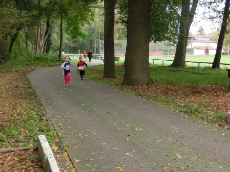 Hendrik Jordan gewinnt die Jungenwertung beim Bambini-Lauf.