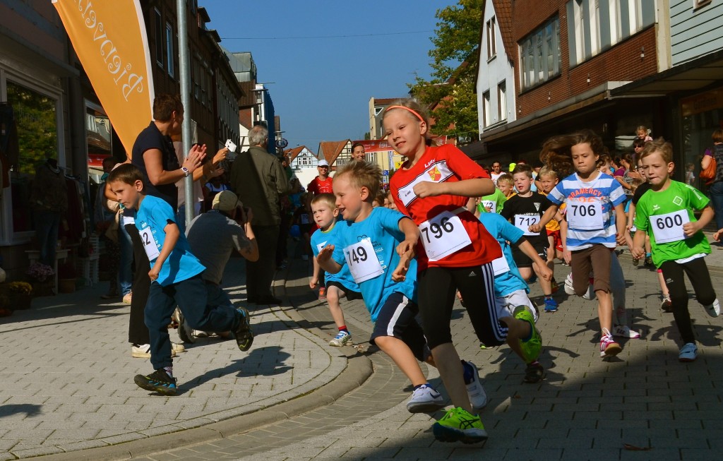 Lilly Lüders ist gerade beim Kinderlauf gestartet – Am Ende wird sie Zweite in ihrer Altersklasse.