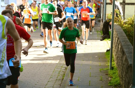 Leonie Brokof kurz vor der kleinen Auebrücke – Sie strahlt, ahnt sie schon, wie gut es heute für sie laufen wird !?!