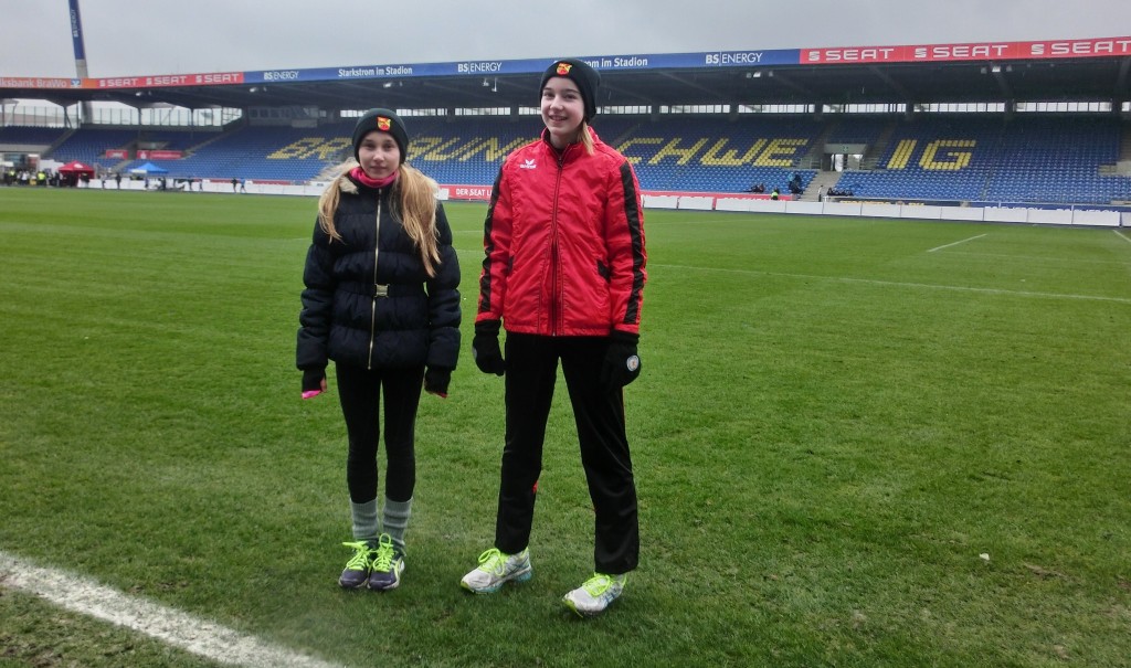 Leonie & Marit freuen sich auf ihren Zieleinlauf in das Stadion von Eintacht Braunschweig.
