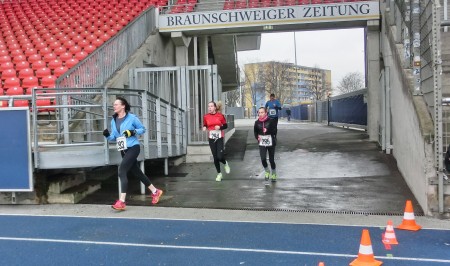 Durch das Marathon-Tor geht es in Eintracht-Stadion.