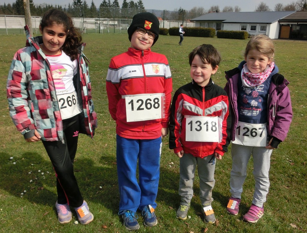 Unsere vier jungen Starter, v.l: Melissa, Ben, Nick & Emily.