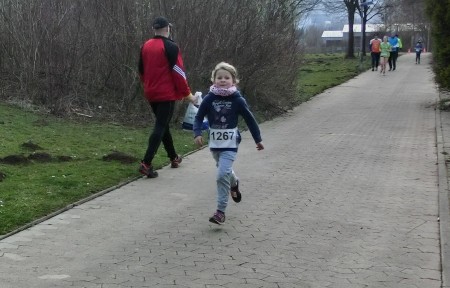 Emily läuft bei ihrem zweiten Lauf ganz prima.